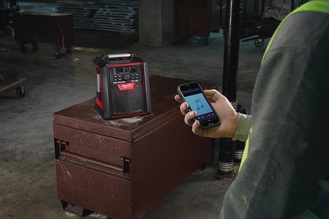 radio-et-chargeur-de-chantier-milwaukee-m18-rc-0-sans-batterie